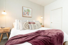 Vibrant BOHO APT with Plush King Bed, Private Balcony, Hot Tub, Pool, Gym, Free Parking, Free WIFI & Desk Workspace